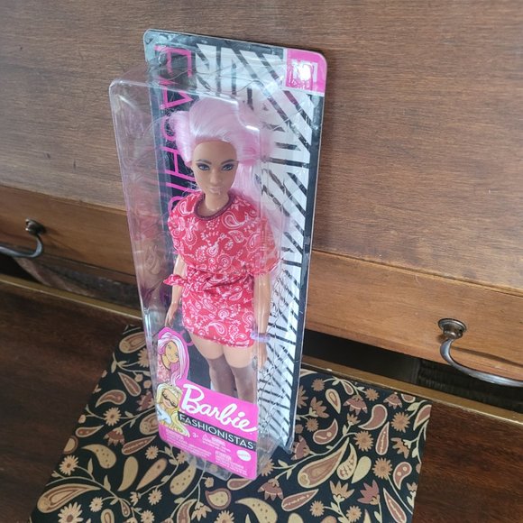 Barbie 2019 Fashionista # 151 Pink Hair - Picture 13 of 17